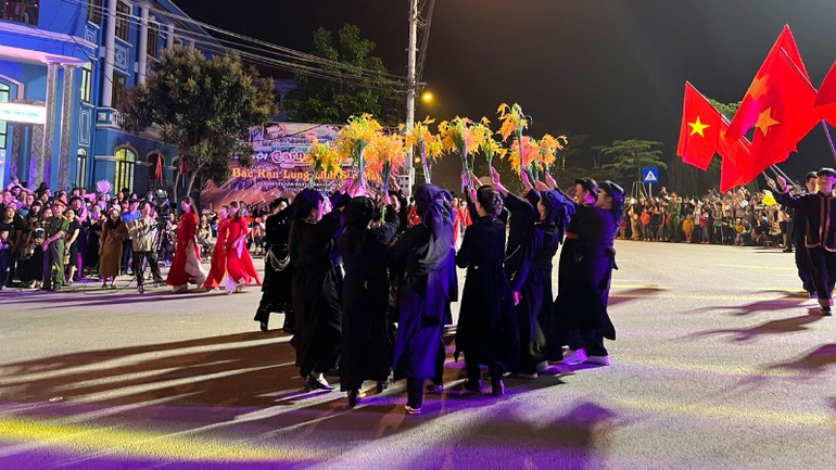 Màn trình diễn múa dân gian của đồng bào dân tộc Tày. (Ảnh: TUẤN SƠN)