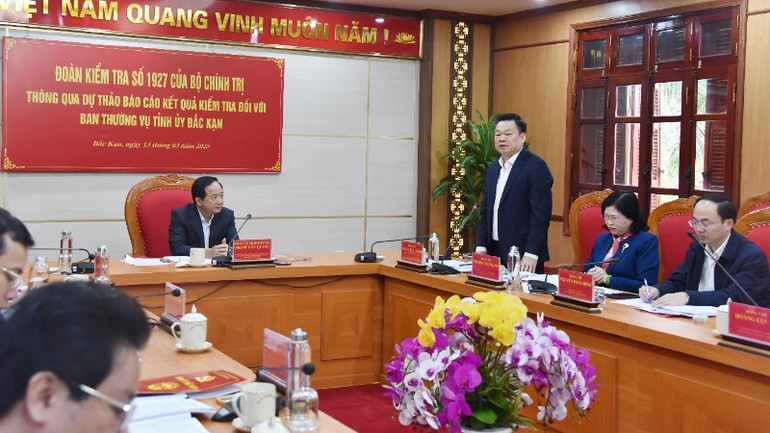 Lãnh đạo tỉnh báo cáo tại buổi làm việc. (Ảnh: TUẤN SƠN)