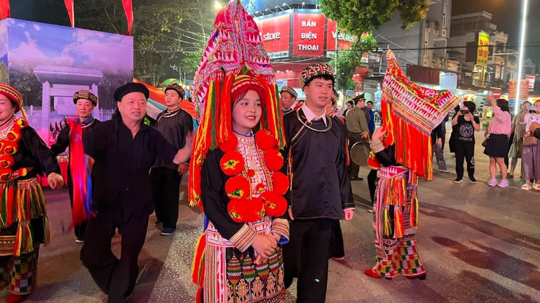 Tái hiện lễ cưới của đồng bào dân tộc Dao. (Ảnh: TUẤN SƠN)