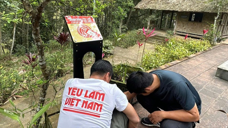 Lắp đặt bảng gắn chip NFC tại di tích Nà Pậu, xã Lương Bằng, huyện Chợ Đồn. (Ảnh: HÀ TUYẾT)