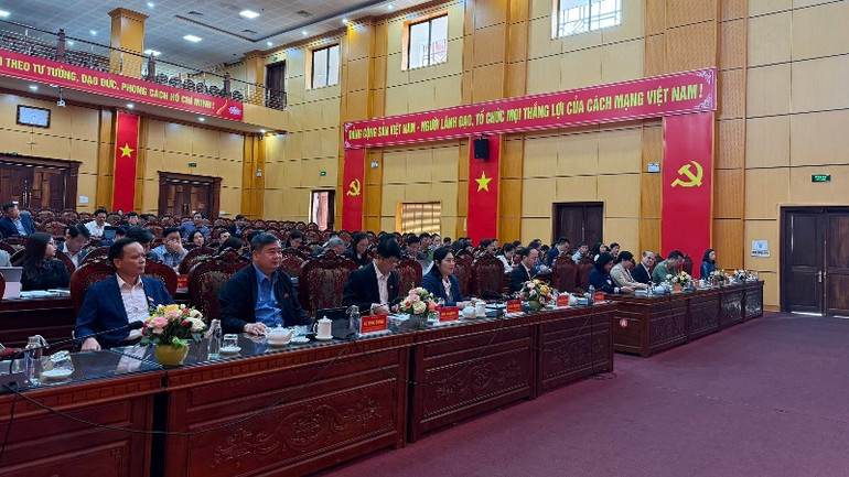 Các đại biểu nghe trình bày các tờ trình dự thảo nghị quyết tại kỳ họp. (Ảnh: TUẤN SƠN)