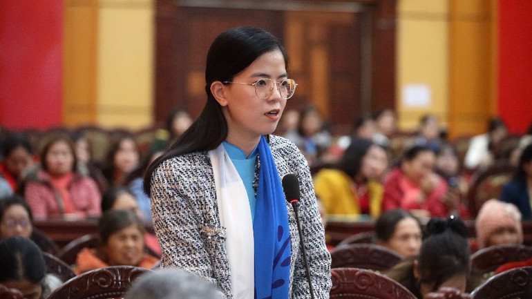 Đại biểu nữ nêu ý kiến tại buổi đối thoại. (Ảnh: HÀ THANH)