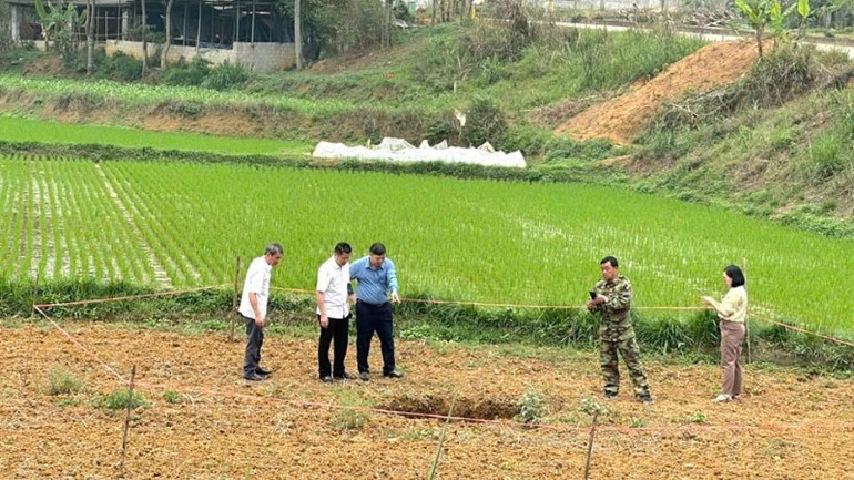 Lãnh đạo huyện Na Rì kiểm tra hố sụt mới xuất hiện trong sáng 11/4. (Ảnh: THANH LỘC) Lãnh đạo huyện Na Rì kiểm tra hố sụt mới xuất hiện trong sáng 11/4. (Ảnh: THANH LỘC)