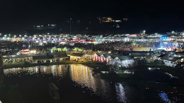 Nơi tổ chức lễ hội lung linh sắc màu trong đêm 9 tháng Giêng. (Ảnh: PHƯƠNG THẢO)