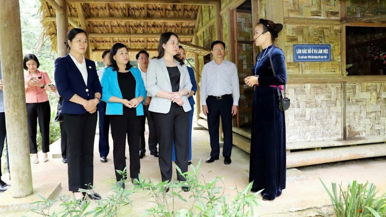 An toàn khu Chợ Đồn đón nhiều lãnh đạo Đảng, Nhà nước tới thăm. (Trong ảnh: Phó Chủ tịch Nước Võ Thị Ánh Xuân thăm An toàn khu Chợ Đồn). (Ảnh: TUẤN SƠN)