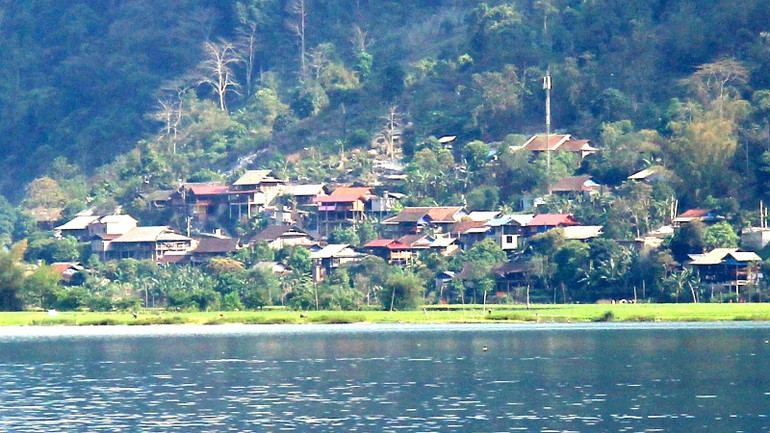 Một góc bản Pác Ngòi ven hồ Ba Bể. (Ảnh: THU CÚC)