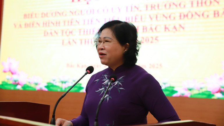 Đồng chí Phương Thị Thanh, Phó Bí thư Thường trực Tỉnh ủy Bắc Kạn phát biểu tại Hội nghị. (Ảnh: TUẤN SƠN)