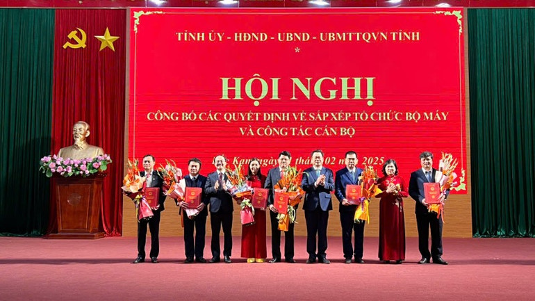 Lãnh đạo tỉnh trao quyết định bổ nhiệm Ban giám đốc Sở Nông nghiệp và Môi trường. (Ảnh: TUẤN SƠN).