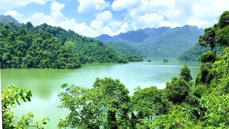 Một góc thắng cảnh hồ Ba Bể. (Ảnh: THU CÚC)