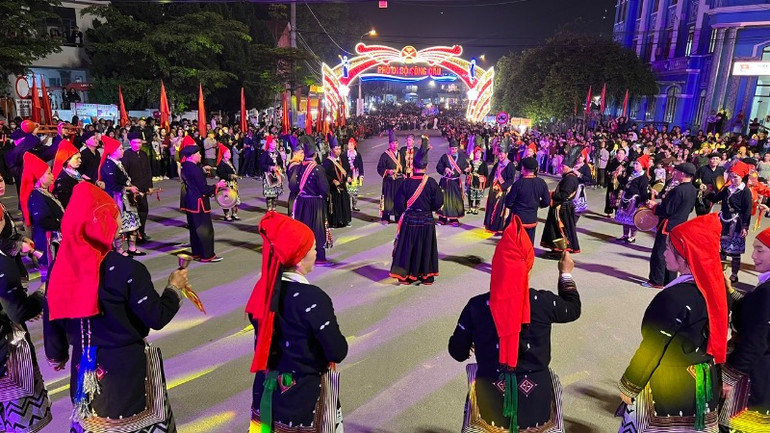 Hàng chục nghìn du khách đứng chật kín phố đi bộ Sông Cầu chiêm ngưỡng Carnaval đường phố lần đầu tiên tổ chức tại Bắc Kạn. (Ảnh: TUẤN SƠN)