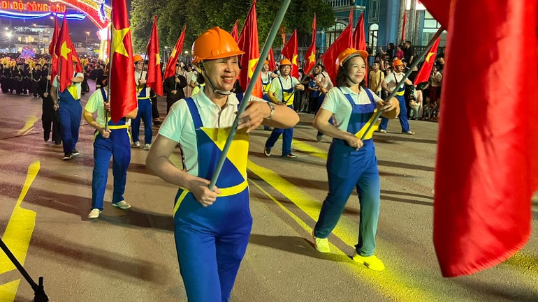 Khối lực lượng công nhân diễu hành trên phố. (Ảnh: TUẤN SƠN)