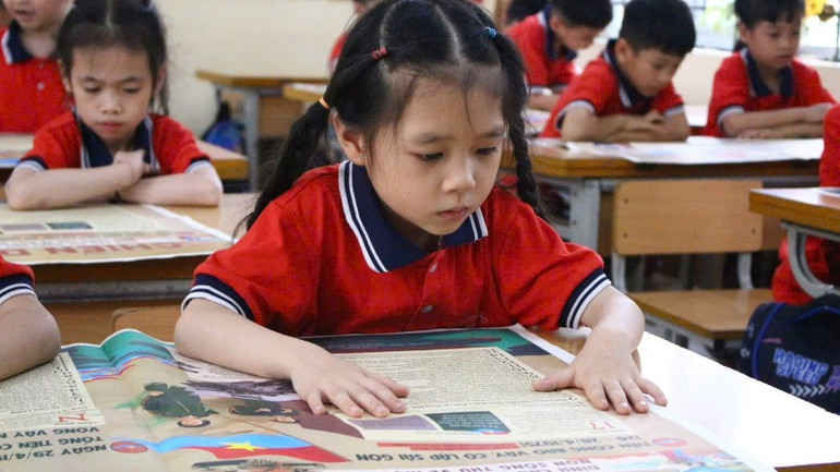 Học sinh Trường tiểu học Sông Cầu, thành phố Bắc Kạn, trải nghiệm phụ san đặc biệt. (Ảnh: TIẾN TRÌNH)