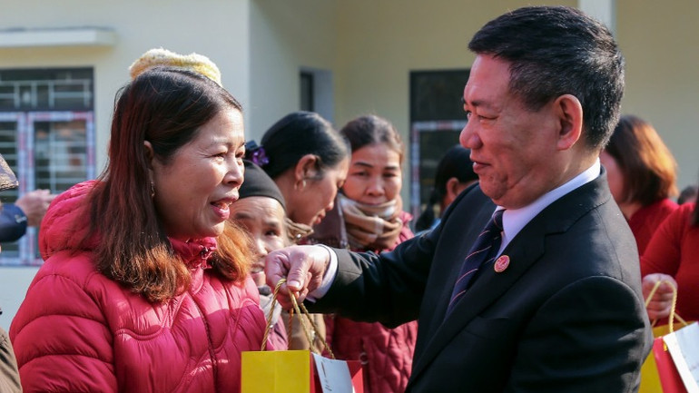 Phó Thủ tướng Chính phủ Hồ Đức Phớc trao quà Tết tặng các hộ dân. (Ảnh: TUẤN SƠN)