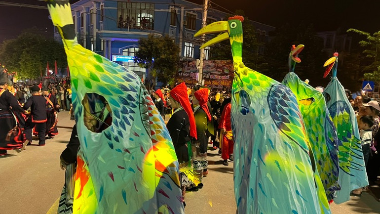 Màn múa Nộc Niệc (chim Phượng hoàng đất) độc đáo của các dân tộc đến từ huyện Bạch Thông. (Ảnh: TUẤN SƠN)