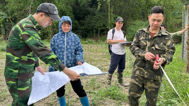 Thực hiện thống kê đền bù giải phóng mặt bằng cho dự án cao tốc Chợ Mới đến thành phố Bắc Kạn. (Ảnh: PHƯƠNG THẢO)