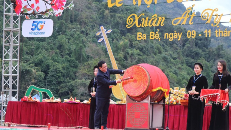 Lãnh đạo Ủy ban nhân dân huyện Ba Bể đánh trống khai hội. (Ảnh: TUẤN SƠN)