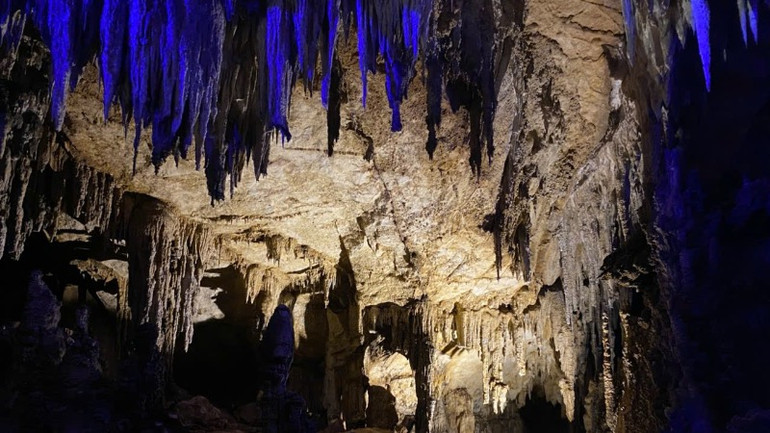 Cảnh sắc độc đáo trong động Hua Mạ nằm ven hồ Ba Bể. (Ảnh: TUẤN SƠN)