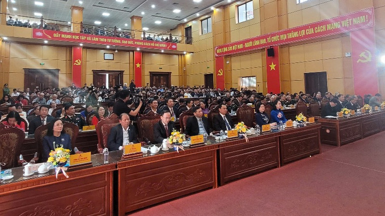 Buổi gặp mặt có sự tham dự của lãnh đạo các tỉnh lân cận và tỉnh Bắc Kạn qua các thời kỳ. (Ảnh: TUẤN SƠN)