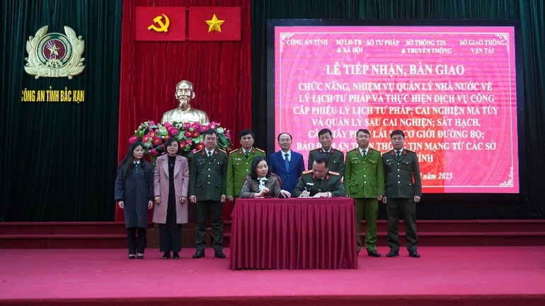 Lãnh đạo Công an tỉnh Bắc Kạn và Sở Tư pháp ký kết bàn giao, tiếp nhận công tác quản lý Nhà nước về lý lịch tư pháp. (Ảnh: THÙY DƯƠNG)