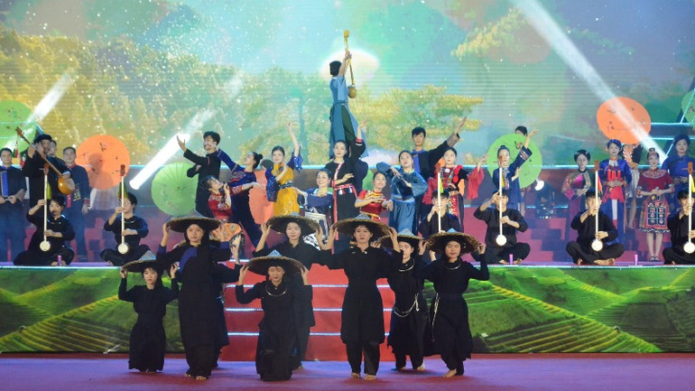 Biểu diễn văn nghệ trên sân khấu chính tại quảng trường nhà văn hóa tỉnh. (Ảnh: TUẤN SƠN)