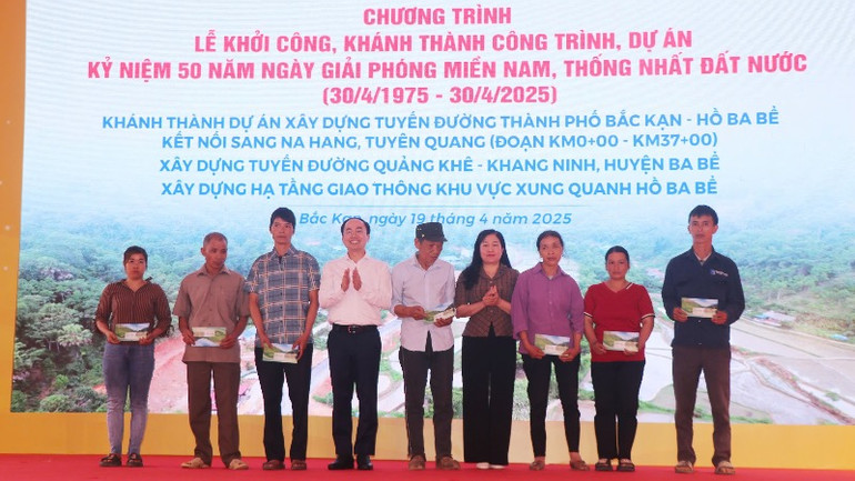 Lãnh đạo tỉnh Bắc Kạn tặng quà cho hộ nghèo. (Ảnh: TUẤN SƠN). Lãnh đạo tỉnh Bắc Kạn tặng quà cho hộ nghèo. (Ảnh: TUẤN SƠN).