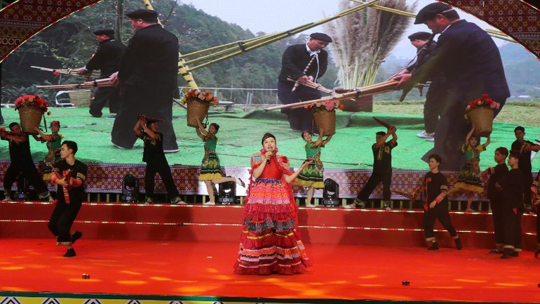 Trình diễn nghệ thuật tại lễ kỷ niệm. (Ảnh: TUẤN SƠN)