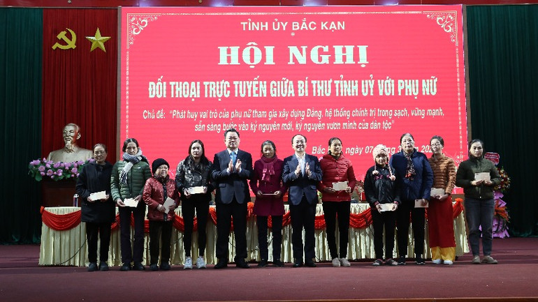 Lãnh đạo tỉnh Bắc Kạn tặng quà cho phụ nữ nghèo, có hoàn cảnh khó khăn. (Ảnh: TUẤN SƠN)