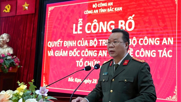 Đại tá Hà Văn Tuyên, Giám đốc Công an tỉnh Bắc Kạn phát biểu tại buổi lễ. (Ảnh: THÙY DƯƠNG)