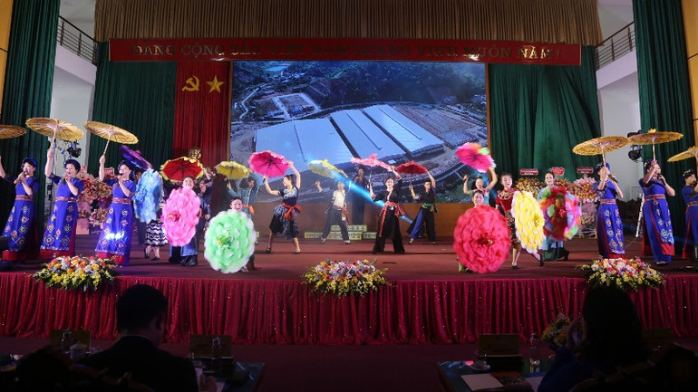 Trình diễn nghệ thuật tại buổi gặp mặt. (Ảnh: TUẤN SƠN)