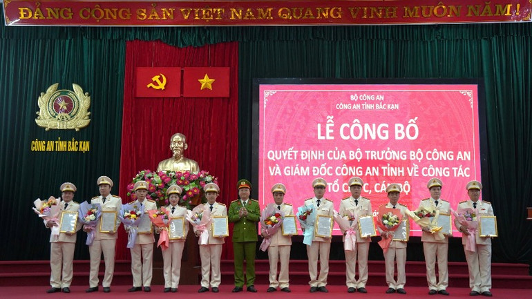 Thượng tá Lê Hồng Giang, Phó Giám đốc Công an tỉnh trao quyết định điều động đối với các đồng chí cấp phó. (Ảnh: THÙY DƯƠNG)