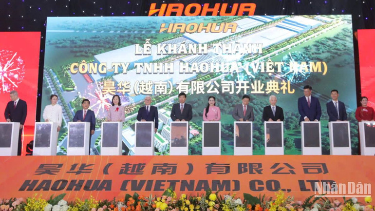 Phó Thủ tướng Chính phủ Trần Hồng Hà và các đại biểu ấn nút khánh thành giai đoạn 1 Nhà máy sản xuất lốp ô-tô của Công ty Trách nhiệm hữu hạn HAOHUA (Việt Nam).