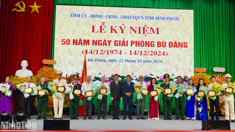 Bù Đăng biểu dương những công dân có thành tích xuất sắc, tiêu biểu trên các lĩnh vực