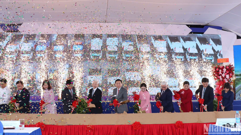 Phó Thủ tướng Chính phủ Trần Hồng Hà cùng các đại biểu động thổ dự án Cao tốc Thành phố Hồ Chí Minh-Thủ Dầu Một-Chơn Thành.