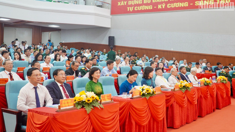 Các đại biểu về dự lễ kỷ niệm