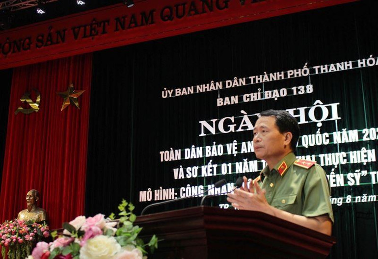 Thứ trưởng Bộ Công an phát biểu, chung vui Ngày hội Toàn dân bảo vệ an ninh Tổ quốc ở thành phố Thanh Hóa.