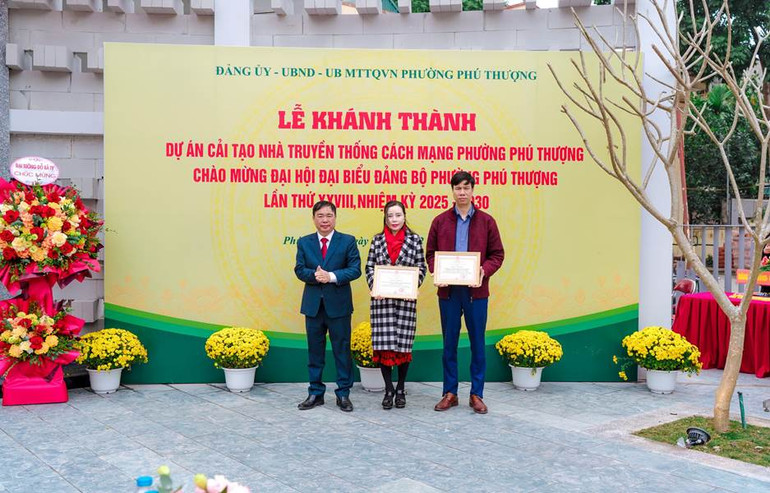 Lãnh đạo UBND Phường Phú Thượng trao tặng bằng khen cho đại diện Tập đoàn Sunshine.