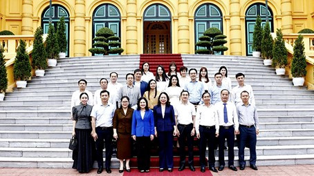 Hội đồng Bảo trợ Quỹ Bảo trợ trẻ em Việt Nam chụp ảnh lưu niệm tại Phủ Chủ tịch, tháng 10/2024.