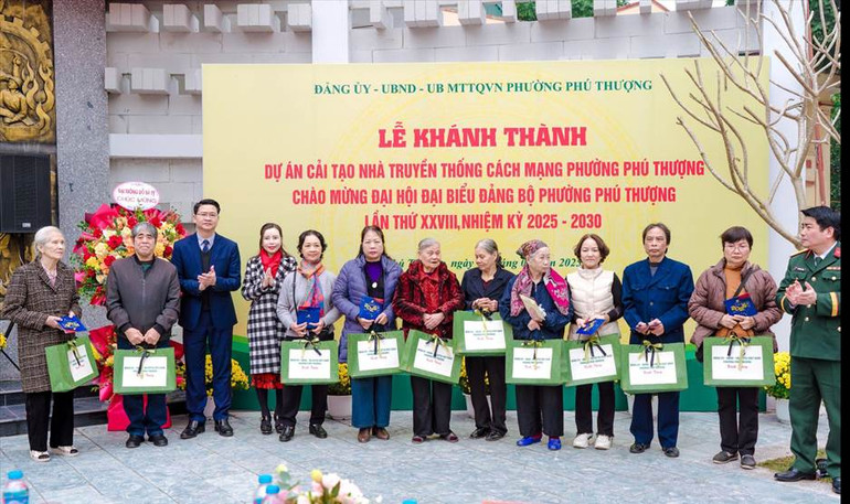 Đại diện Tập đoàn Sunshine trao tặng quà cho các gia đình có công tại phường Phú Thượng.