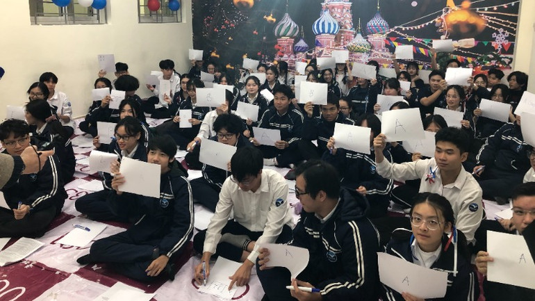 Các em học sinh hào hứng tham gia trò chơi "Rung chuông vàng".