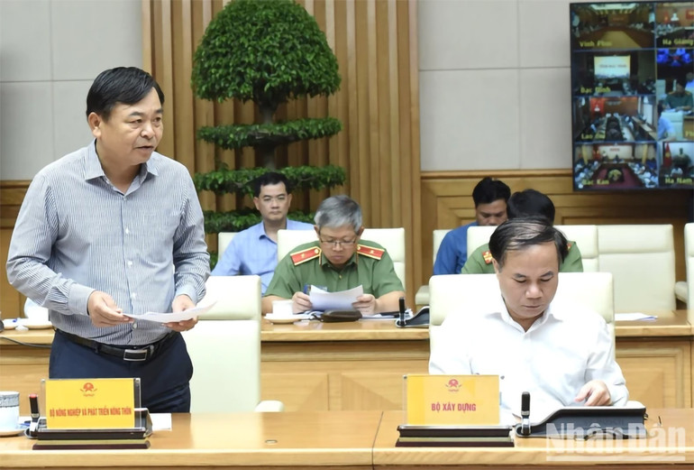 Thứ trưởng Nông nghiệp và Phát triển nông thôn Nguyễn Hoàng Hiệp báo cáo tại Hội nghị. (Ảnh: TRẦN HẢI)