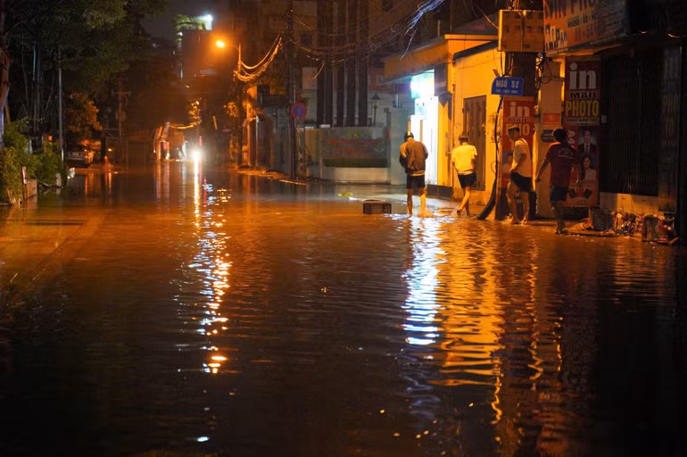 Từ 15 giờ 30 phút ngày 7/9 đến 5 giờ sáng ngày 8/9, lượng mưa đo được tại các quận, huyện đều ở trên mức 100mm.