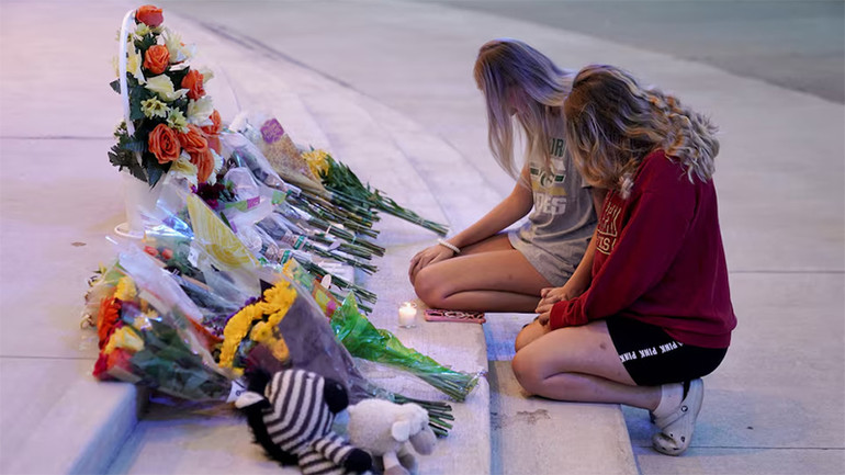 Người dân đặt hoa tưởng niệm các nạn nhân thiệt mạng trong vụ xả súng tại Trường trung học Apalachee, ngày 4/9/2024. (Ảnh: Reuters)