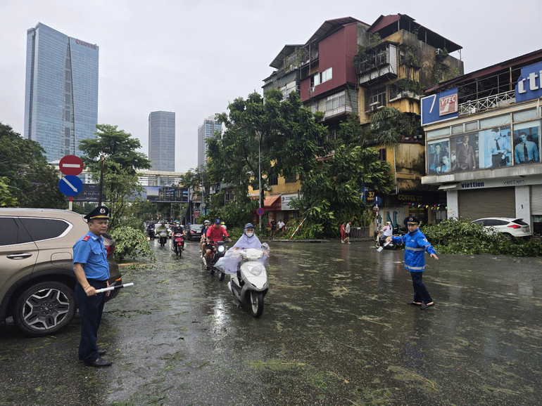 Sở Giao thông Vận tải Hà Nội huy động 100% lực lượng để xử lý các sự cố về giao thông, hướng dẫn đảm bảo giao thông, phối hợp các đơn vị xử lý tình trạng ảnh hưởng đến di chuyển. (Ảnh: TRUNG HIẾU)