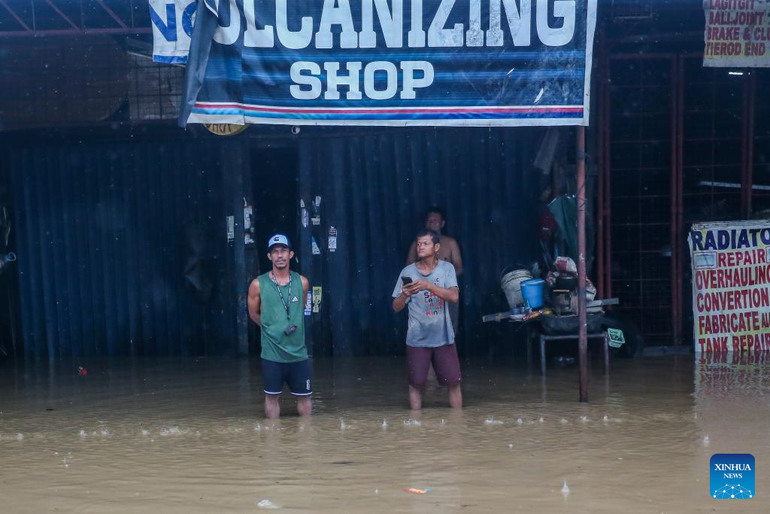 Người dân đứng trên một tuyến đường tại tỉnh Rizal bị ngập úng sau khi bão Yagi đổ bộ. (Ảnh: Tân Hoa Xã) Người dân đứng trên một tuyến đường tại tỉnh Rizal bị ngập úng sau khi bão Yagi đổ bộ. (Ảnh: Tân Hoa Xã)