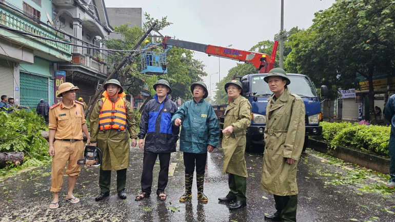 Lực lượng Công an Vĩnh Phúc dọn dẹp cây đổ, thu dọn đường phố sau bão.