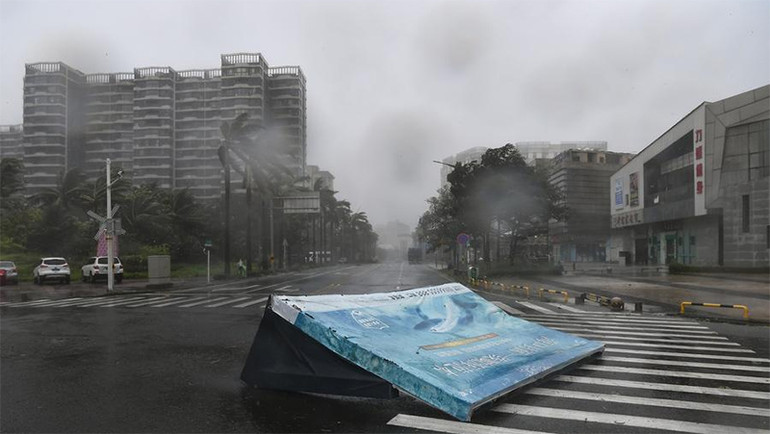 Biển quảng cáo bị gió thổi bay. (Ảnh: Tân Hoa Xã)