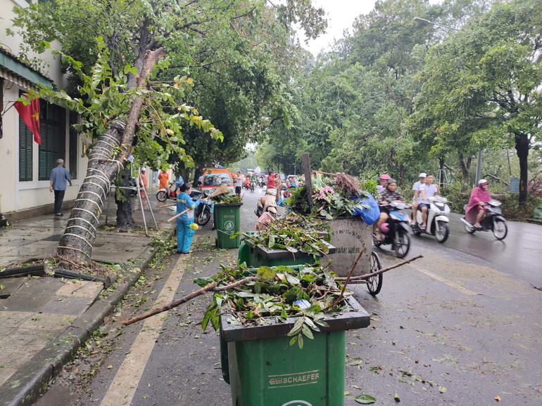 Công nhân môi trường đô thị khẩn trương dọn vệ sinh. (Ảnh: DUY LINH)