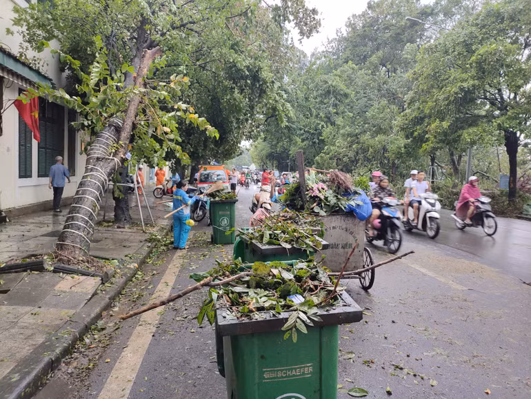 Công nhân môi trường đô thị khẩn trương dọn vệ sinh. (Ảnh: DUY LINH)