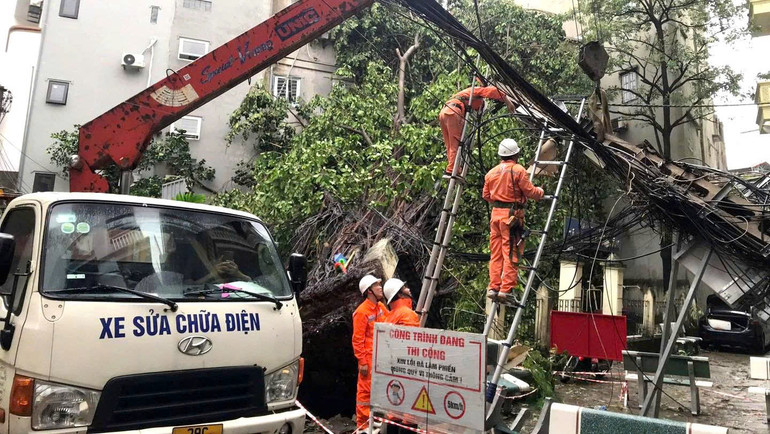 Công ty Điện lực Tây Hồ triển khai phương án khắc phục sự cố sau bão số 3.