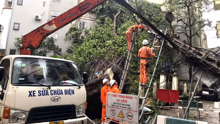 Công ty Điện lực Tây Hồ triển khai phương án khắc phục sự cố sau bão số 3.